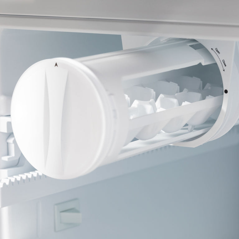 ZLINE 4-Piece Appliance Package - 30 In. Rangetop, Range Hood, Refrigerator, and Double Wall Oven in Stainless Steel - 4KPR-RTRH30-AWS